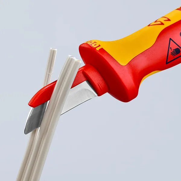 Knipex 98 54 đi kèm nắp bảo vệ trong suốt, thuận tiện bảo quản và mang theo trong túi dụng cụ.