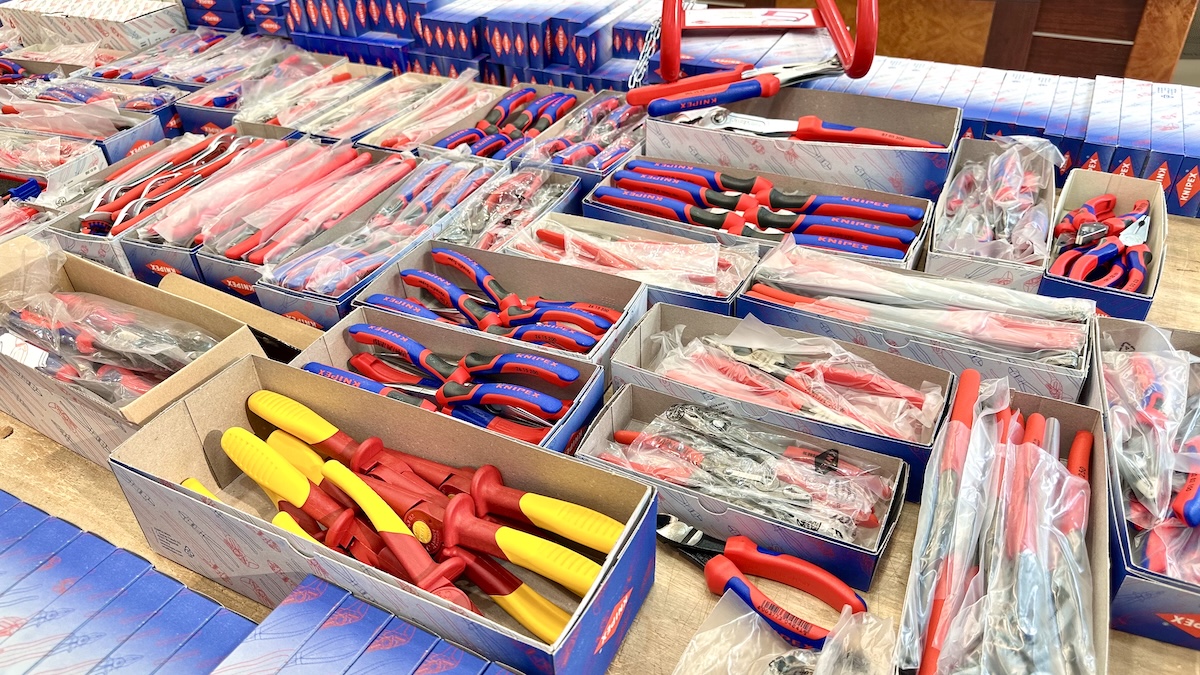 Đế thử nghiệm KNIPEX 00 19 20 S1 trình diễn cơ chế tự kẹp Cobra®