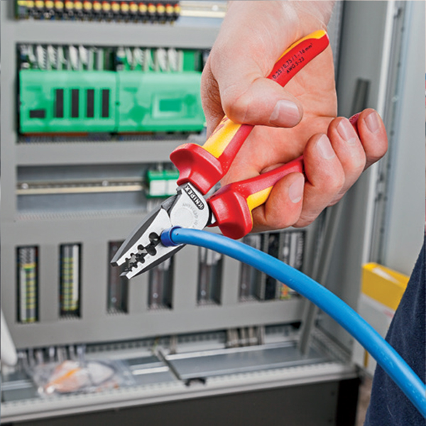 Kìm bấm cos Knipex 97 78 180 T trang bị tay cầm cách điện ba thành phần, chuẩn VDE 1000V, giúp thao tác an toàn và phát hiện dễ khi có hỏng lớp cách điện.