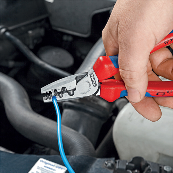 Kìm bấm cos Knipex 97 78 180 T có khuôn ép 9 vị trí nửa tròn sâu, mặt ép dạng nón giúp giữ cos không trượt, mối nối chắc và chính xác.