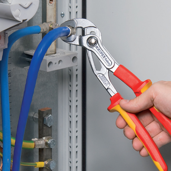 Ứng dụng kìm mỏ quạ cách điện Knipex 87 26 250 – Cobra VDE cách điện