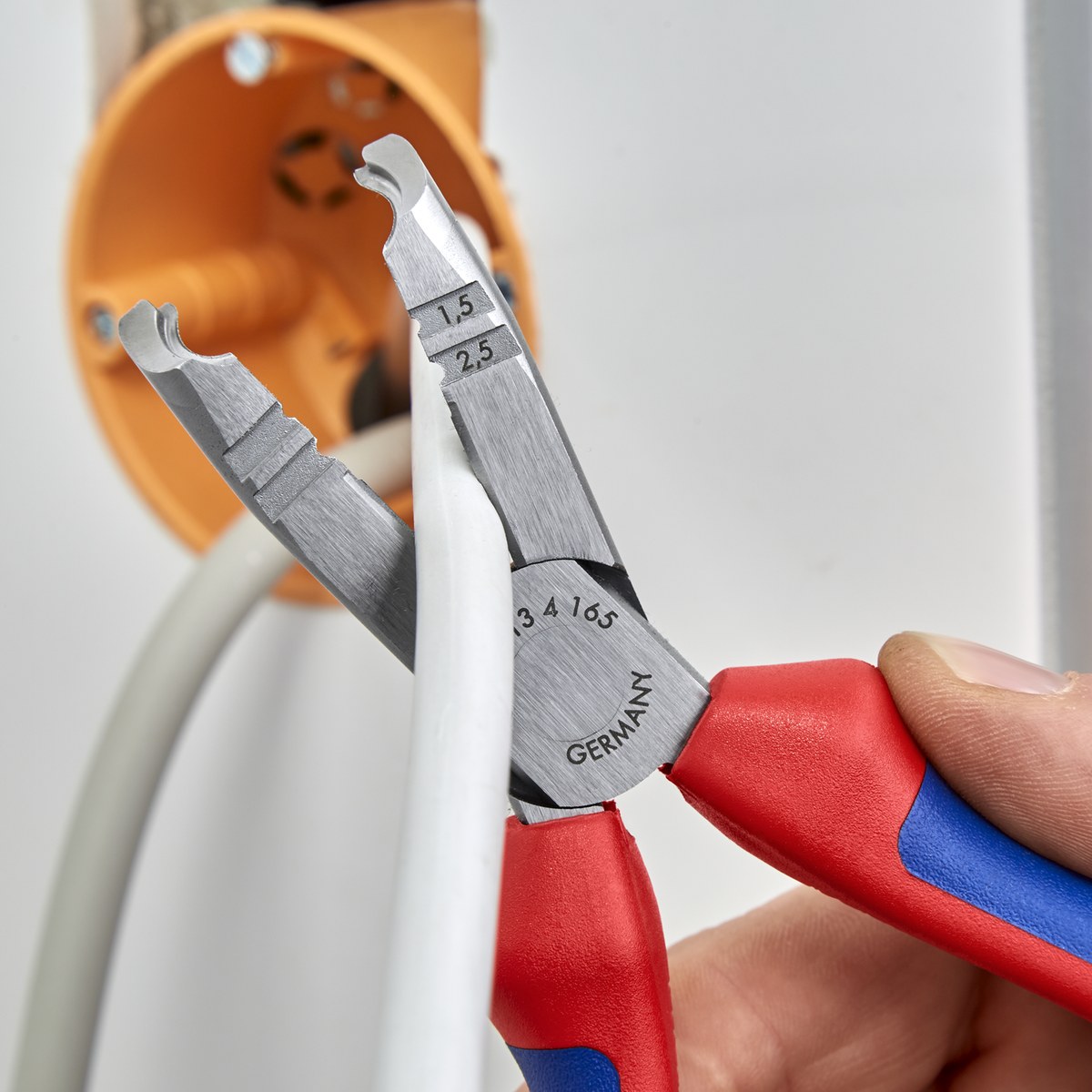 Kìm cắt tuốt dây chính xác KNIPEX 13 42 165, dài 165mm thumbnail 5
