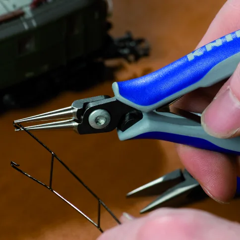 KNIPEX 34 32 130 Precision Electronics Gripping Pliers 130 mm burnished with multi-component handles polished thumbnail 4