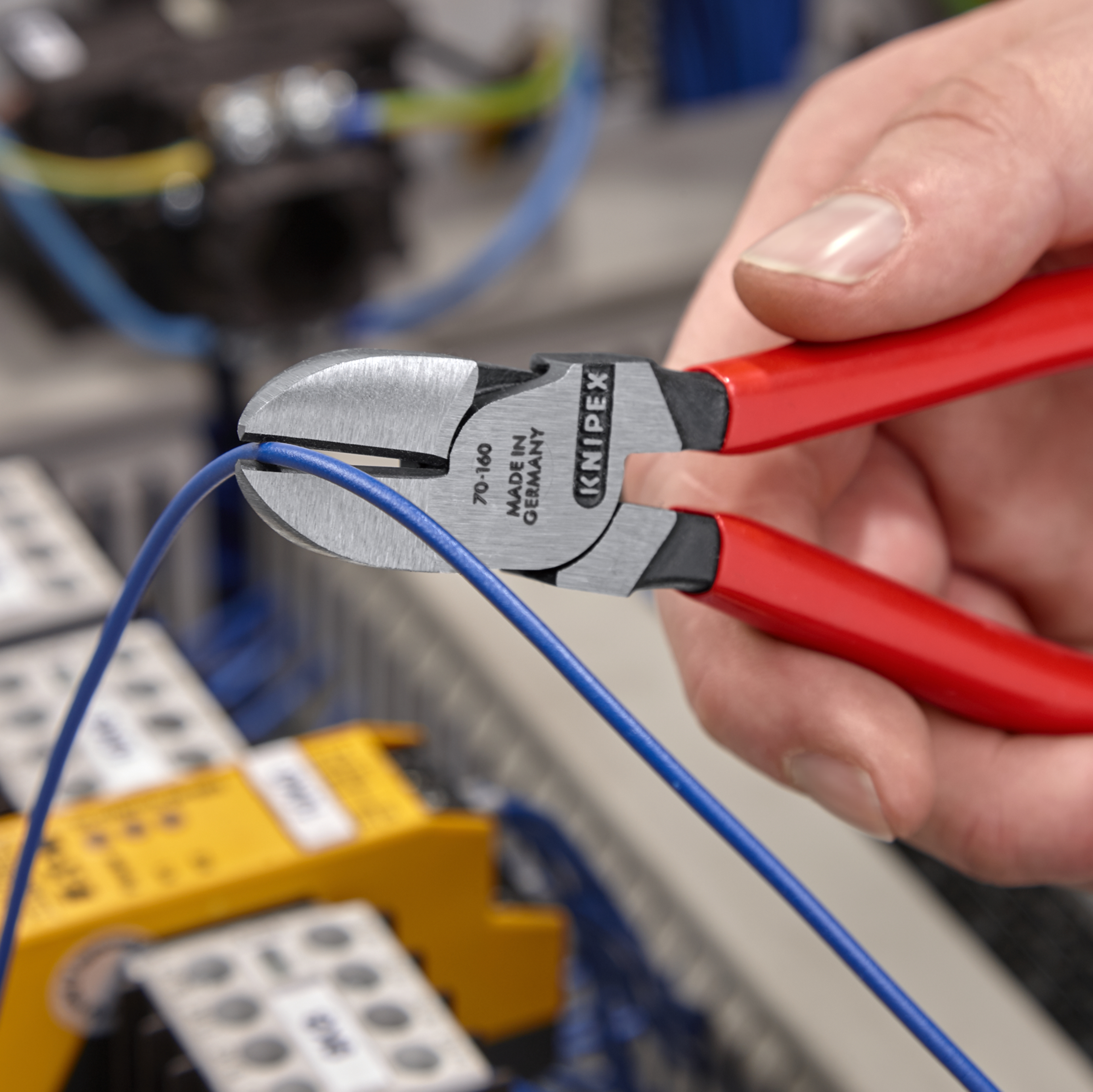 KNIPEX 70 01 160 SB Diagonal Cutter 160 mm black atramentized with plastic coating polished thumbnail 4