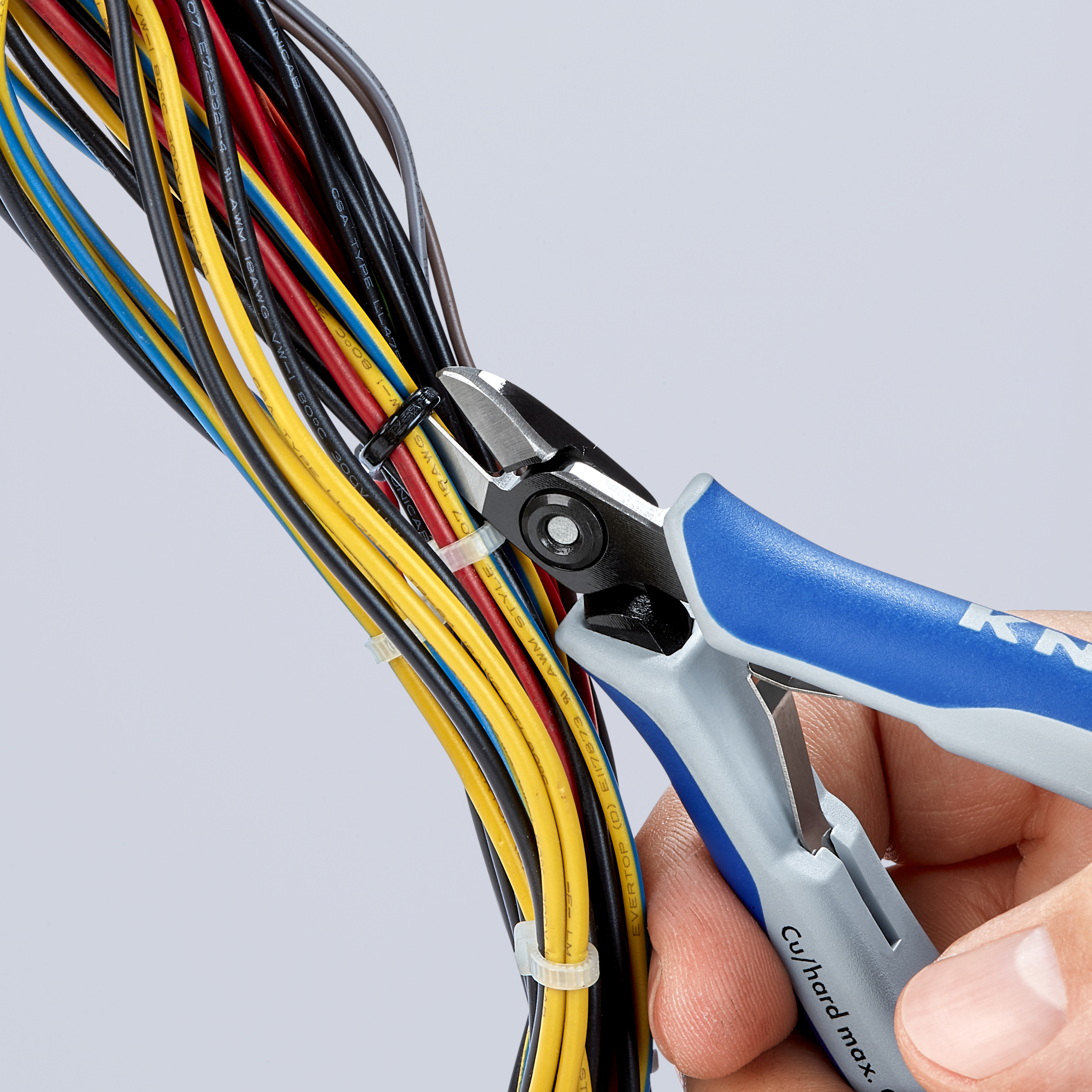 KNIPEX 79 02 125 S1 Precision Electronics Diagonal Cutter e.g. for opening plastic cable connectors 125 mm burnished with multi-component handles polished thumbnail 4