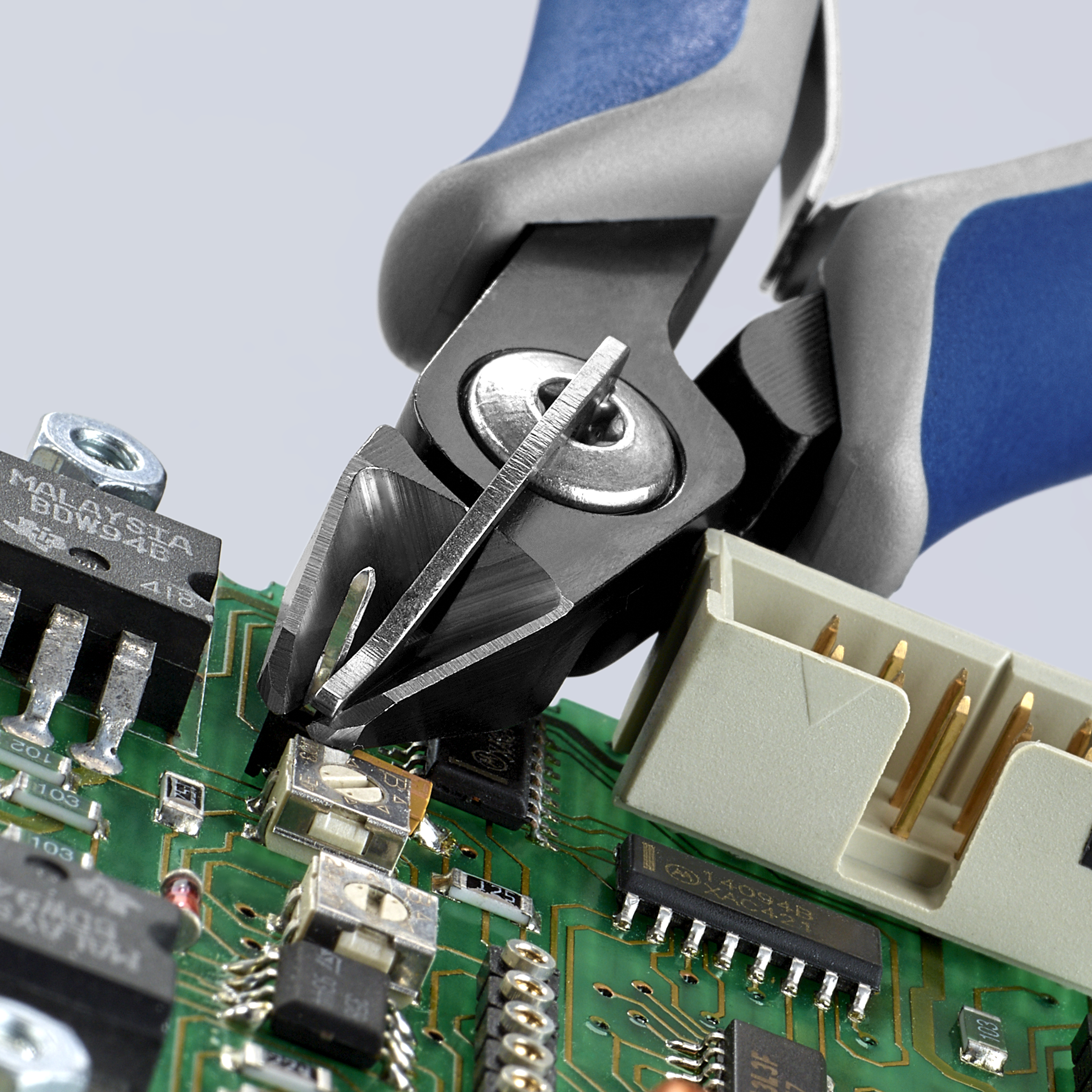 KNIPEX 79 52 125 Precision Electronics Diagonal Cutter 125 mm burnished with multi-component handles polished thumbnail 6