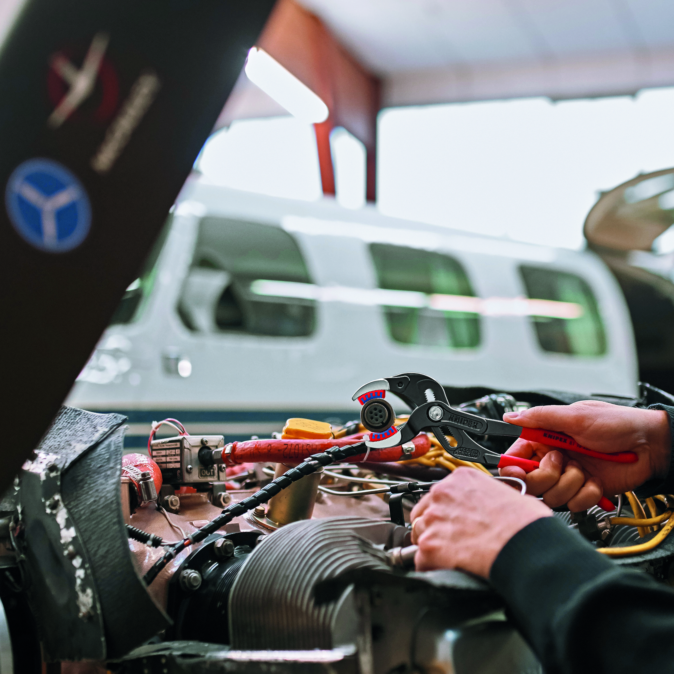 KNIPEX 81 11 250 Siphon and Connector Pliers 250 mm black atramentized with non-slip plastic coating polished thumbnail 2