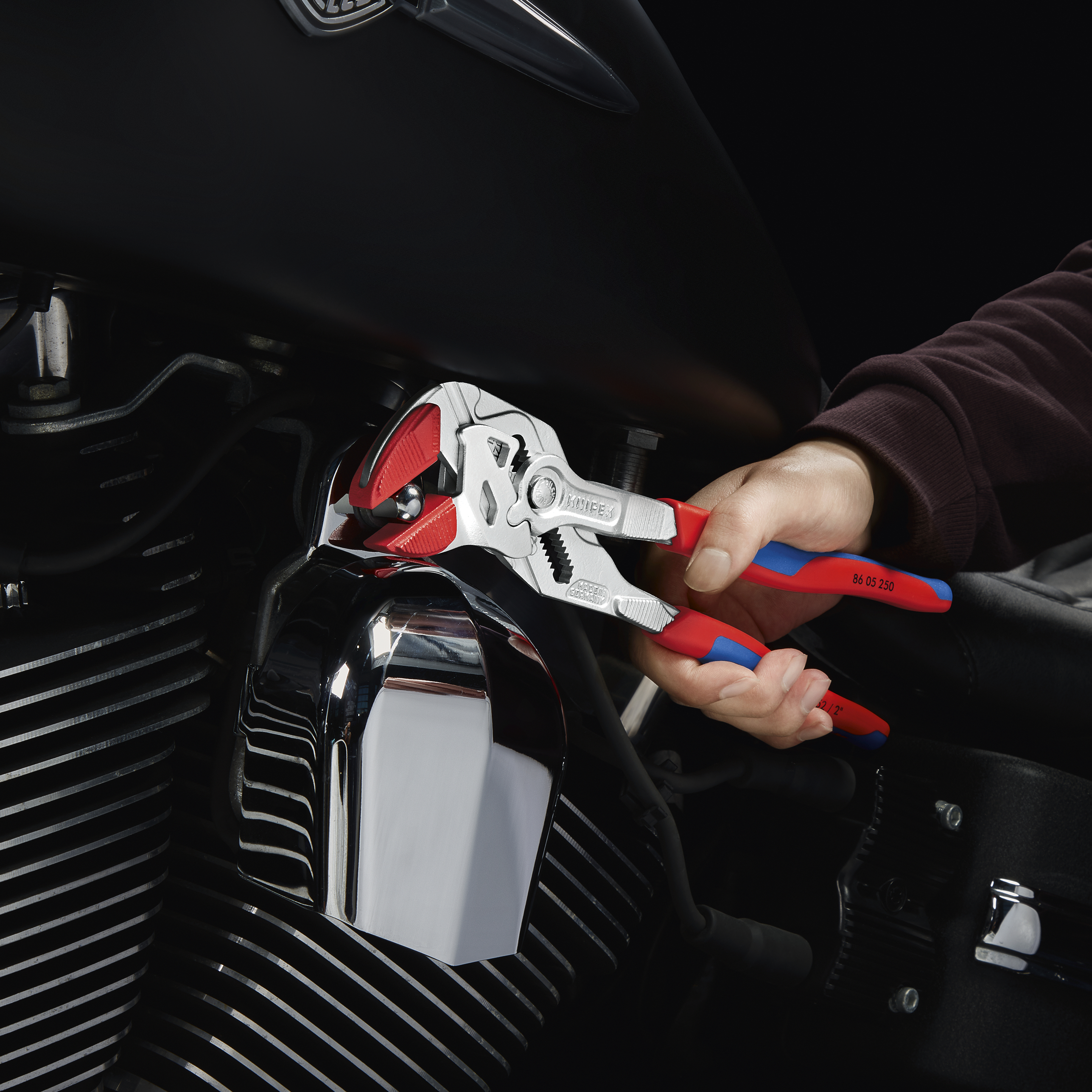 KNIPEX 86 05 250 T Pliers Wrench pliers and a wrench in a single tool 250 mm chrome-plated with multi-component grips, with integrated tether attachment point for a tool tether chrome-plated thumbnail 8