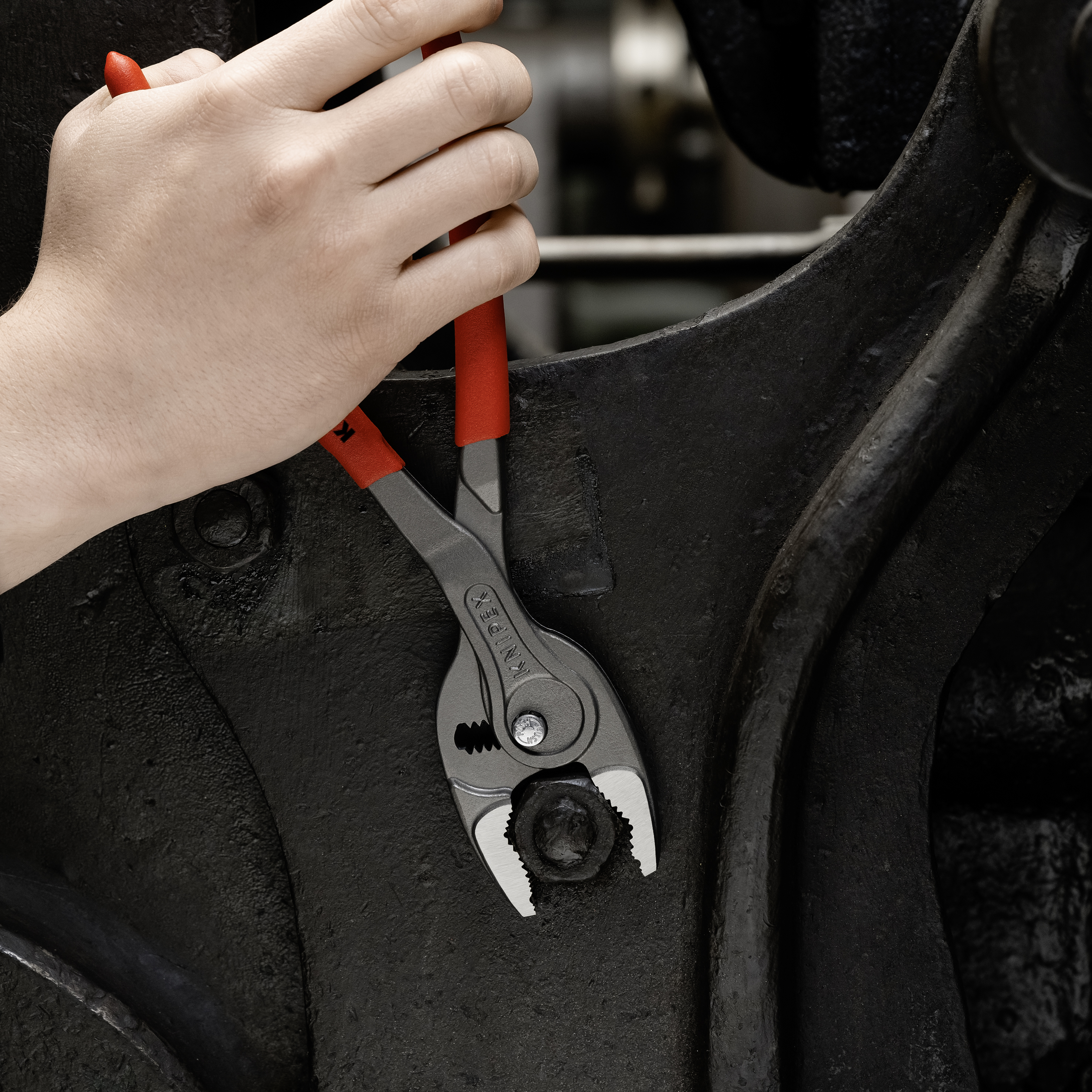 KNIPEX 82 01 250 SB TwinGrip Front and side gripping pliers 250 mm grey atramentized with non-slip plastic coating polished thumbnail 4