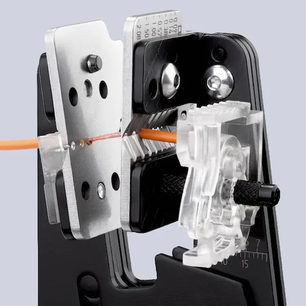 Bước 2 trong nguyên lý 4 lưỡi của Kìm tuốt dây Knipex 12 12 02
